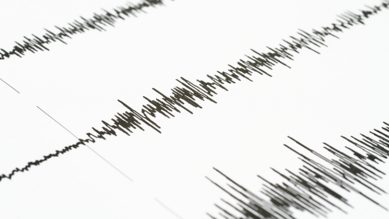 日本北東部沖でM7.4の地震、津波警報発令 video poster