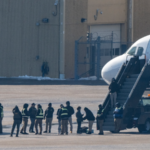 米国からコンゴへ、南米出身移民15人が移送 第三国強制送還政策の最新動向