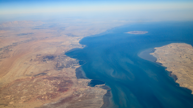 ホルムズ海峡の航路が「二重回廊」へ 緊張下のエネルギー物流は再編される