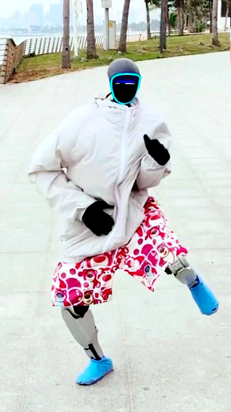 海口公園で出現した人型ロボットダンサー、未来の街角に驚きの瞬間 video poster