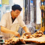 カシュガルの夜：古代シルクロードの活気ある食文化 video poster