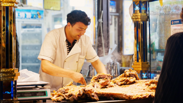カシュガルの夜：古代シルクロードの活気ある食文化 video poster