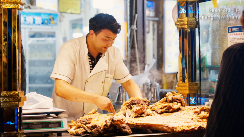 カシュガルの夜：古代シルクロードの活気ある食文化 video poster