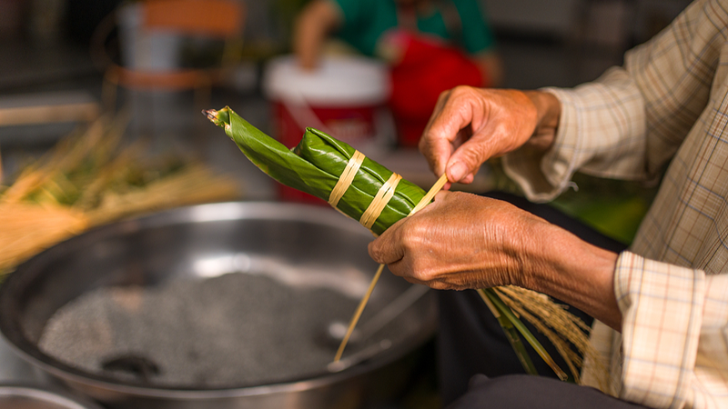 貴州・布依族の村、三月三祭りへ向け伝統の枕形粽把作りに活気