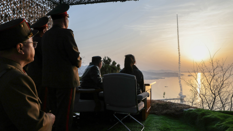 北朝鮮、戦術弾道ミサイル試射を実施 金正恩氏が現場で監督