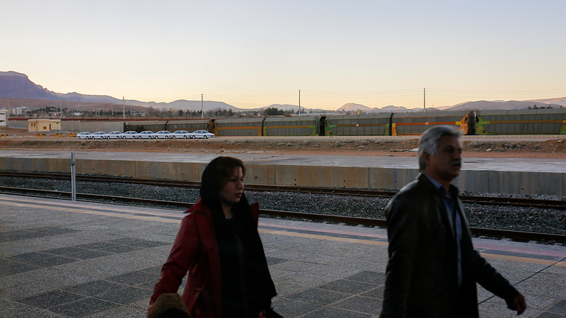 イスラエル軍がイラン住民に鉄道利用回避を要請 火曜夜までの警戒が続く状況