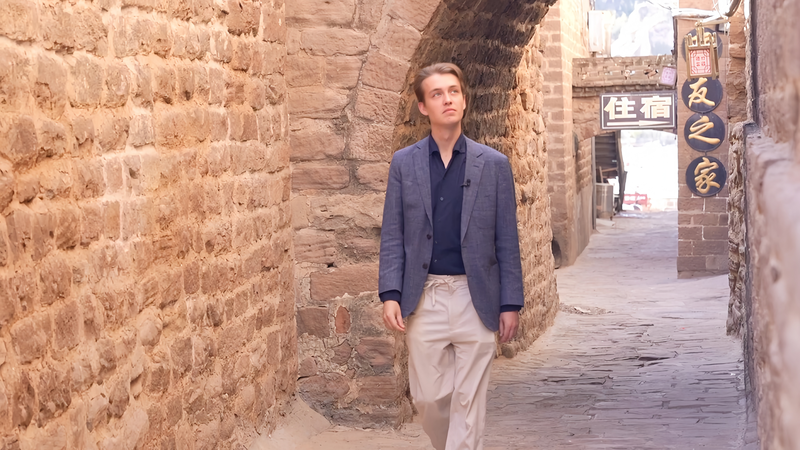 映画の舞台へ、鉄道で旅する英国人の碛口古鎮紀行 video poster