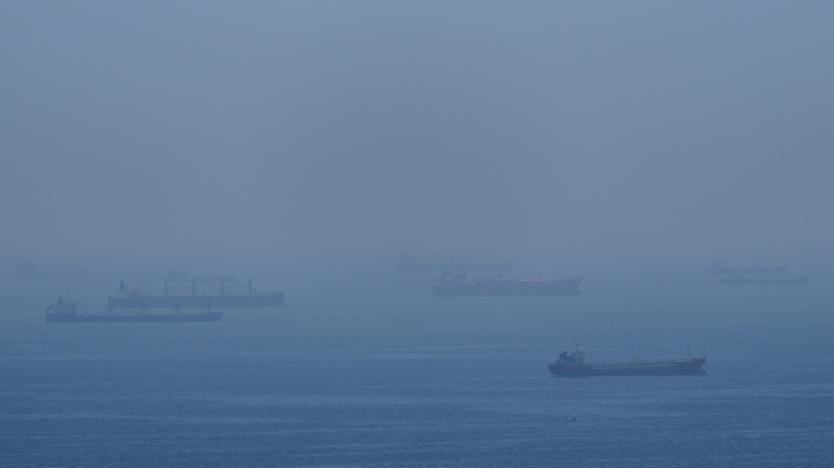 ホルムズ海峡の緊張続く、米イラン協議は停滞 video poster