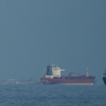 米国がホルムズ海峡封鎖を宣言、原油価格と株式市場が揺れる