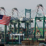 米国最大の港でコスト上昇、中東情勢と関税が物価押し上げ