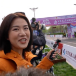 中国のヒューマノイドロボット、人間のハーフマラソンペースに迫る video poster