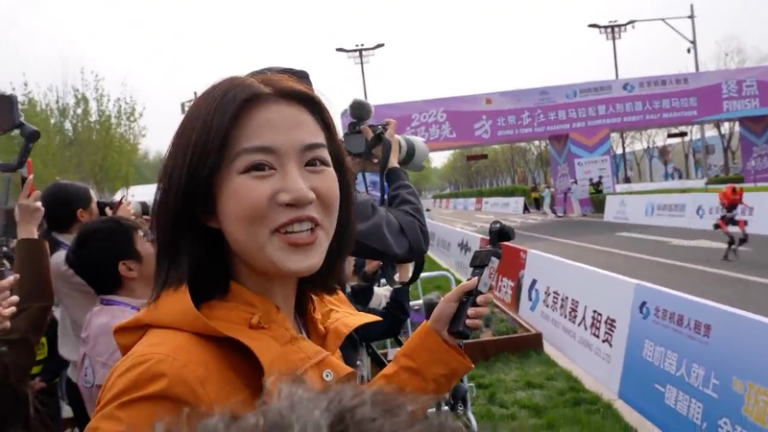 中国のヒューマノイドロボット、人間のハーフマラソンペースに迫る video poster