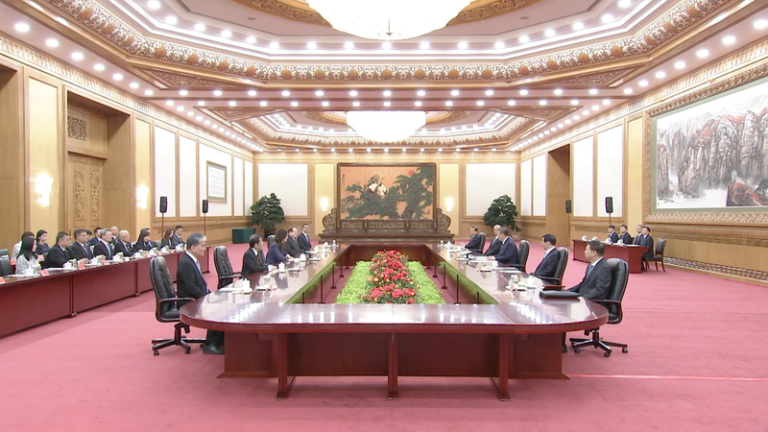 習近平、北京で中国国民党主席と会談　両岸統一への勢いは変わらない video poster