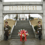 中国外務大臣、カンドン郡の中国人民志願軍烈士墓で弔意を表明