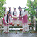 瑞麗の水かけ祭り、祝福のシャワーで新たな始まりを祝う
