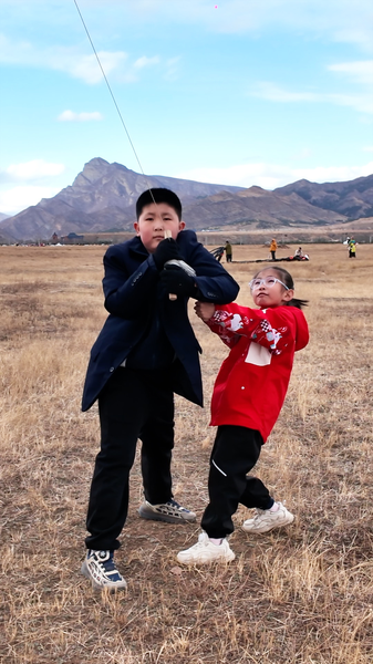 中国本土フフホトで春の凧まつり終了、伝統と風が織りなす空の芸術 video poster