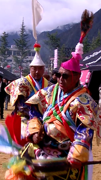 ニェチの桃の花祭りで、息づく伝統文化が花開く video poster