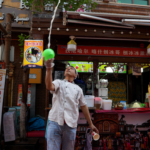 新疆・カシュガルの涼を呼ぶ伝統、氷削りに息づく職人の技 video poster