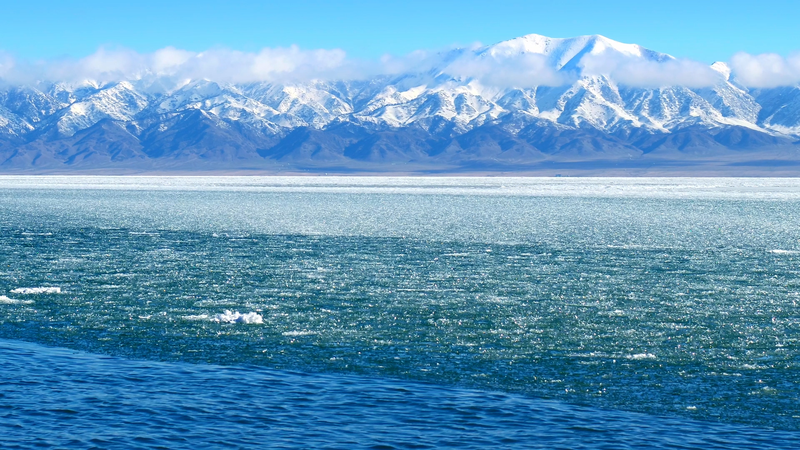 天山のセラム湖に冬が残した軌跡、春を告げる「アイスプッシュ」現象 video poster