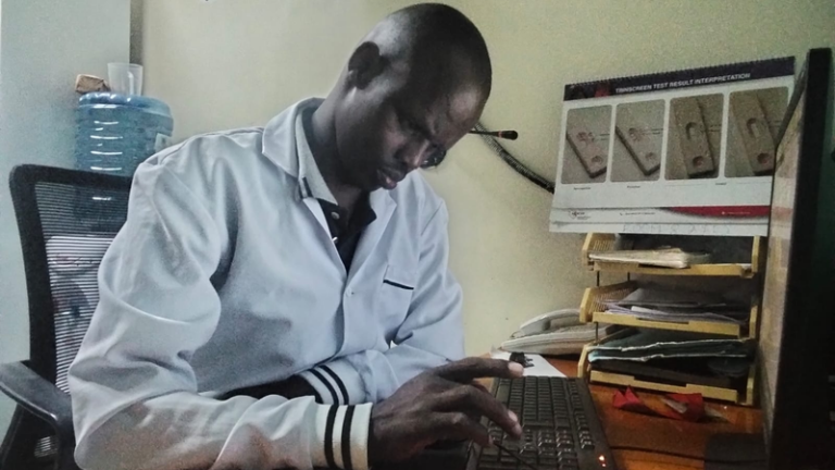 ケニヤッタ国立病院のカウンセラー、ジョセフ・ギティコが届ける希望の光