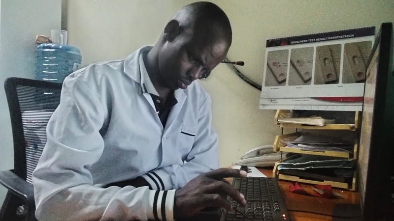 ケニヤッタ国立病院のカウンセラー、ジョセフ・ギティコが届ける希望の光