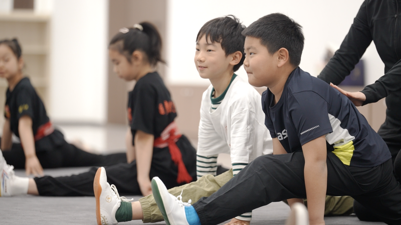 京劇、200年の伝統を新世代へ 北京で子どもたちが魅力を体験 video poster