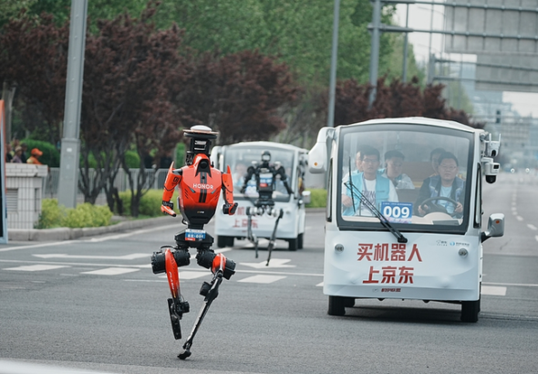 ロボットが人間を超える：ハーフマラソン世界記録を更新