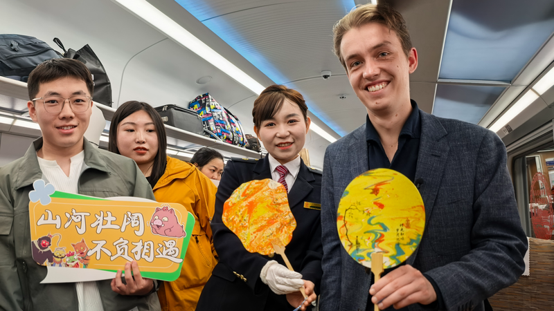 英国旅人、映画テーマ列車で奇巧古镇へ