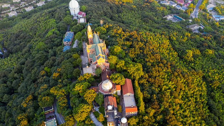 週末ドライブで上海・余山へ。速度と静寂が交差する風景 video poster