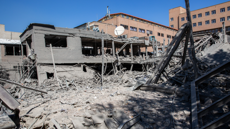 米イラン緊張が最終局面へ：ホルムズ海峡をめぐる期限直前の攻防と和平の行方