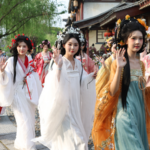 YGLXQG78ABNSASEFIYS3 - NewsTomo – 日本語で読む、世界のニュースハブ 重なる休暇が後押し、中国本土の映画テーマパークで春の大賑わい video poster