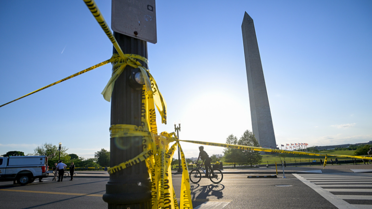 ワシントンDCのワシントン記念塔付近で警官発砲、1人が負傷
