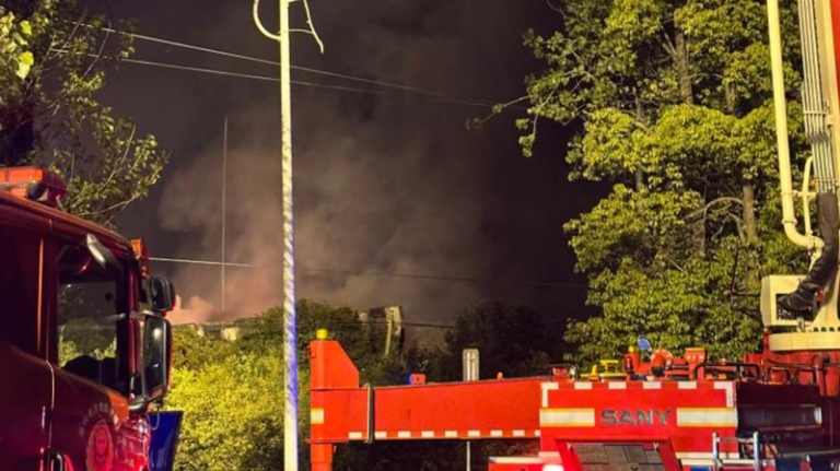 中国本土の花火工場で爆発、20人死亡　浏陽市がプレスブリーフィング video poster